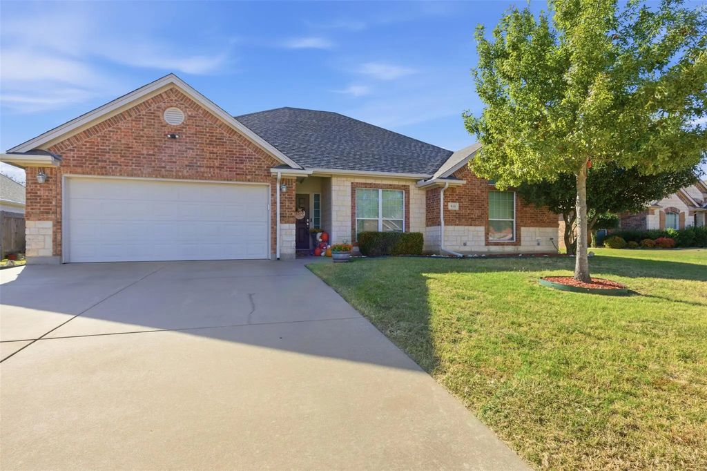 814 Chestnut Grove Drive, Cleburne