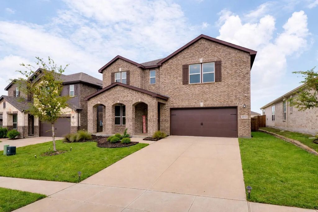 1033 West Drive, Aubrey