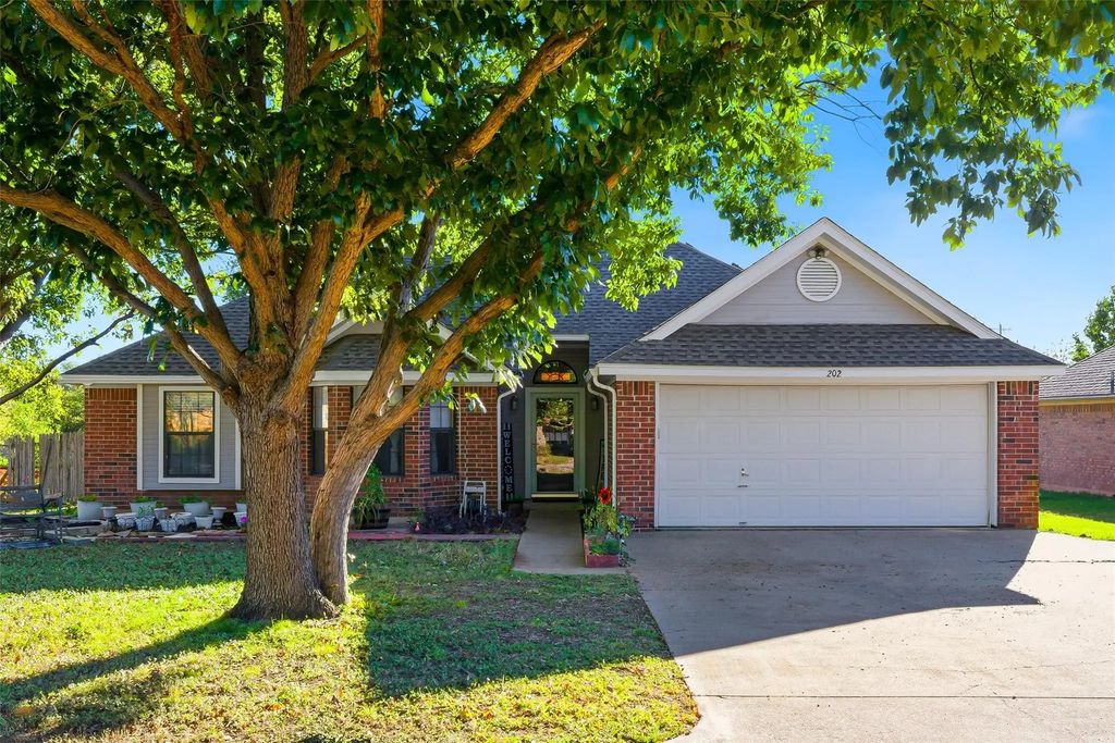 202 Bosque Street, Glen Rose