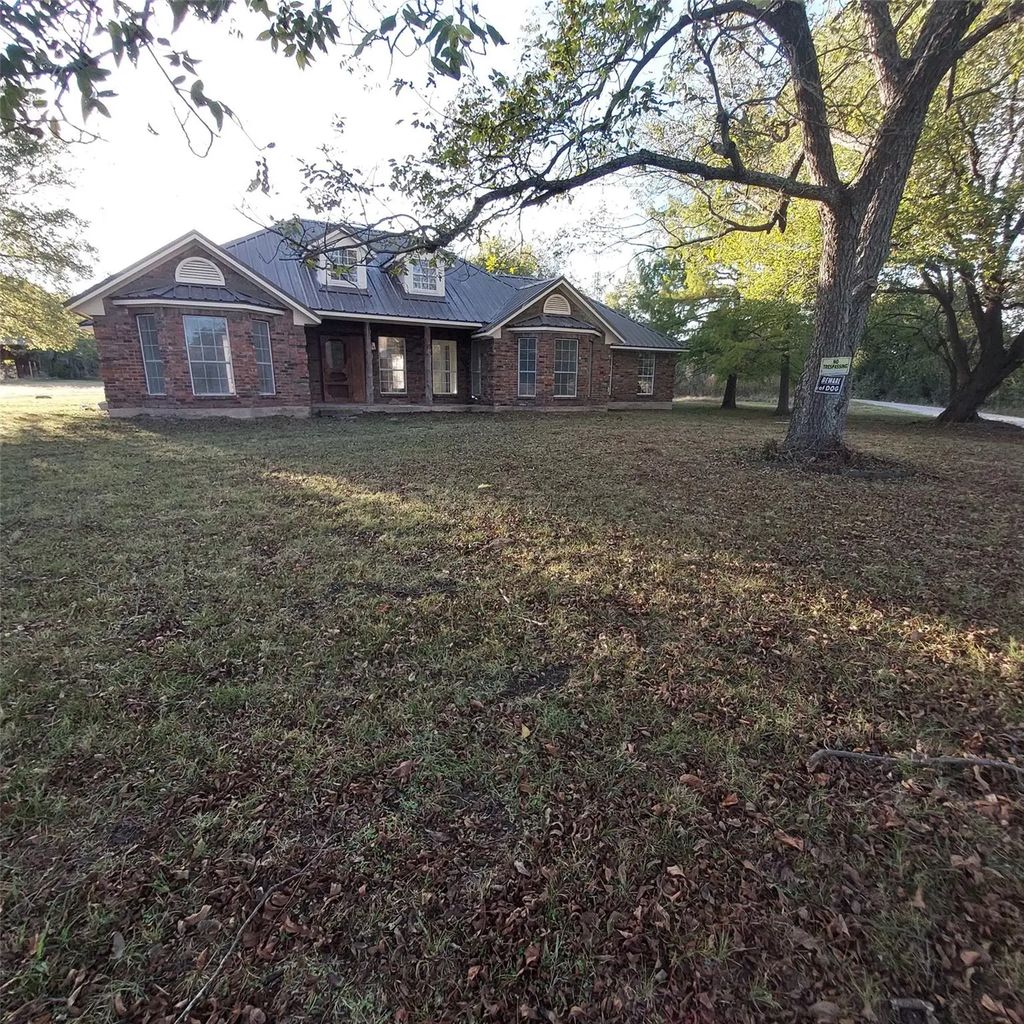 3575 County Road 4802, Ladonia