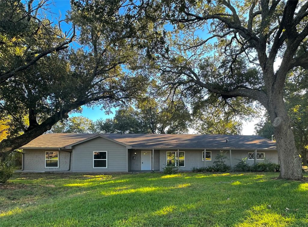 1120 Tamarisk Drive, Mexia