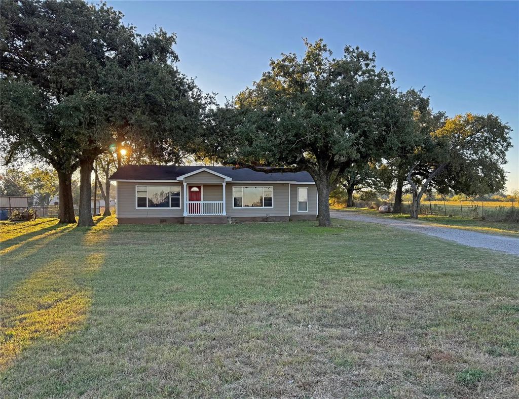 1017 County Road 914a, Burleson