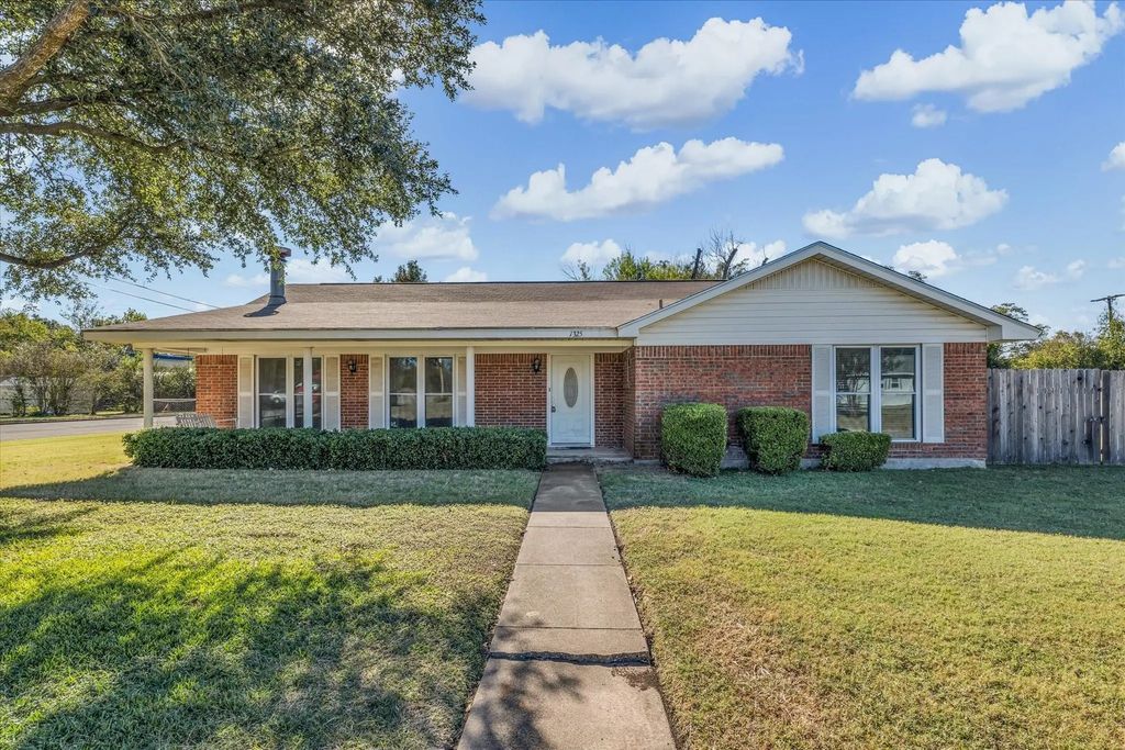 1325 Crow Drive, Waco
