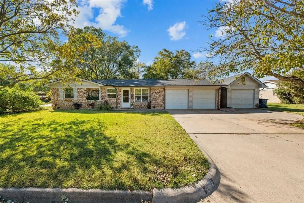 201 Nw Jayellen Avenue, Burleson