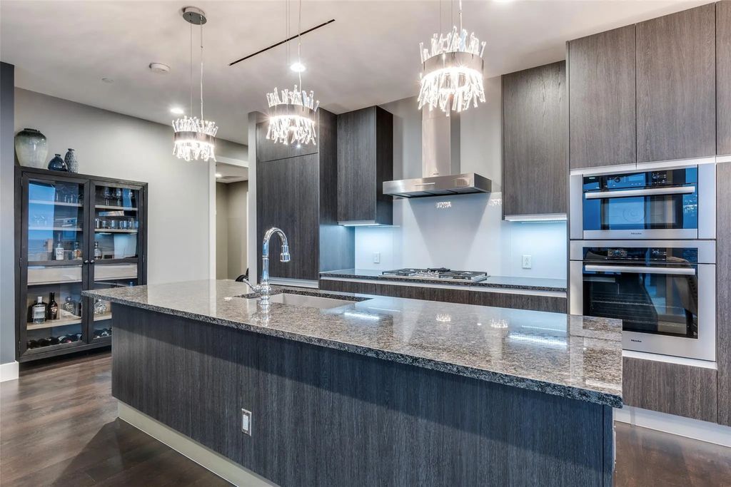 3130 N Harwood Street 1903, Dallas