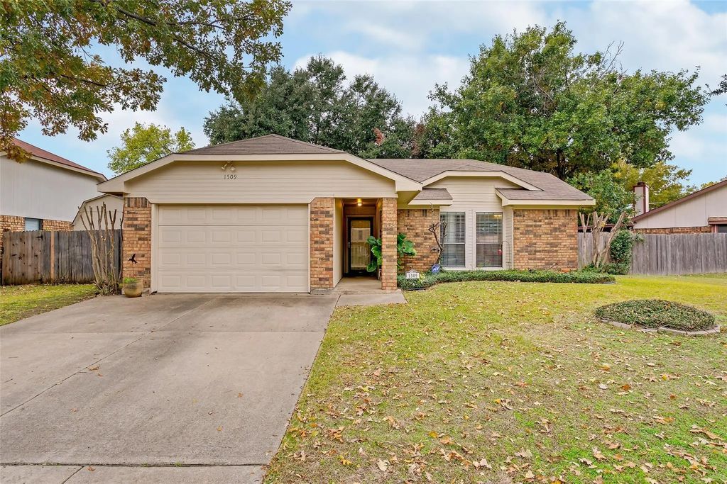 1509 Hunting Green Drive, Fort Worth