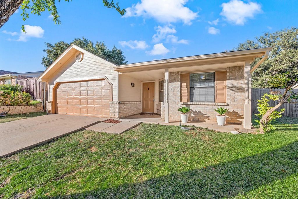 408 Moss Hill Lane, Euless
