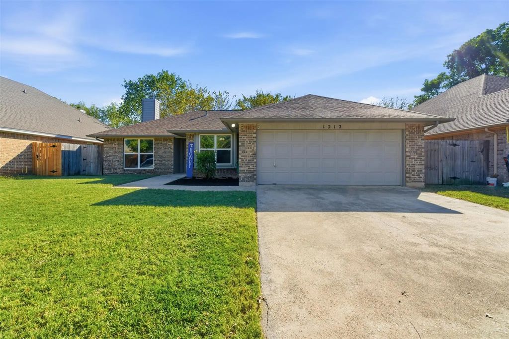 1212 Eagle Lake Drive, Azle