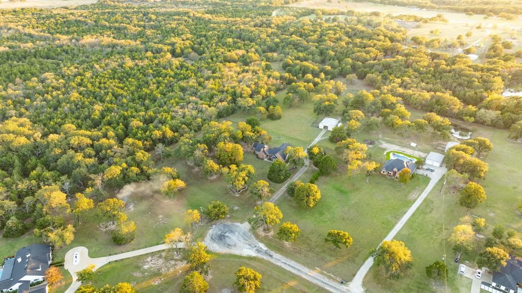 2592 Meadow Way, Terrell