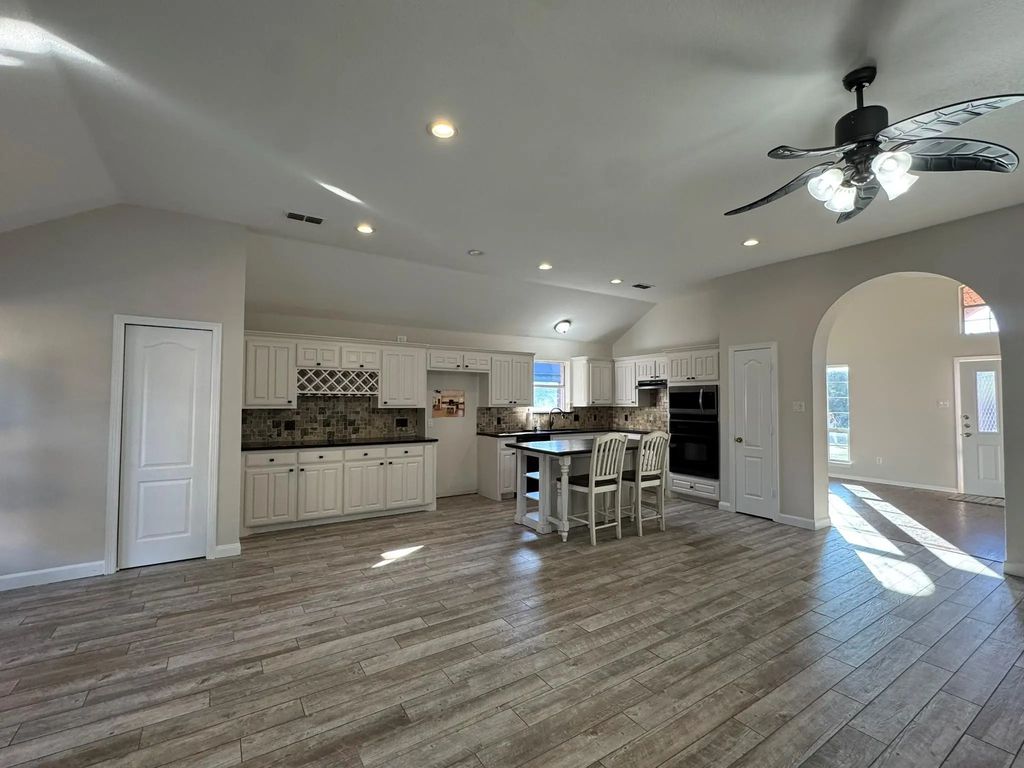 8569 Woodlake Circle, Fort Worth