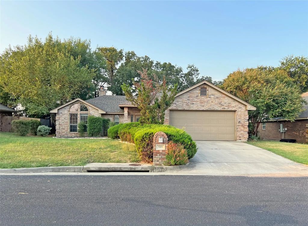 509 Sweetwater Drive, Weatherford