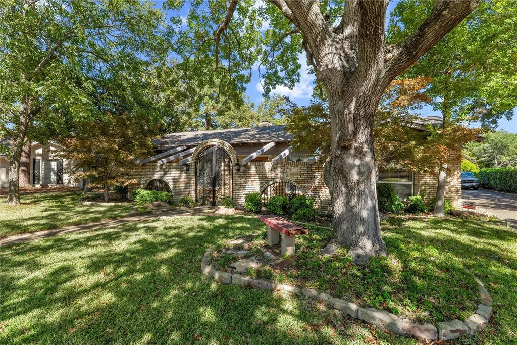 1713 Venetian Circle, Arlington