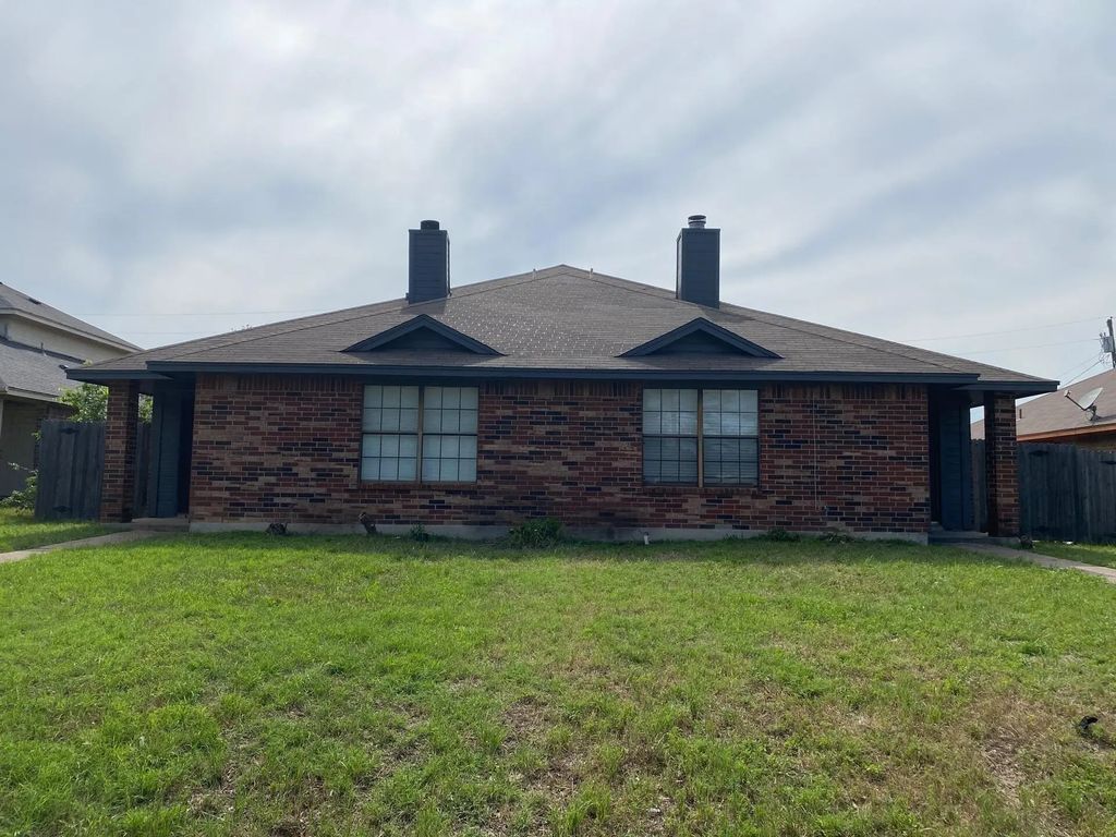 1441 N Bluegrove Road N, Lancaster