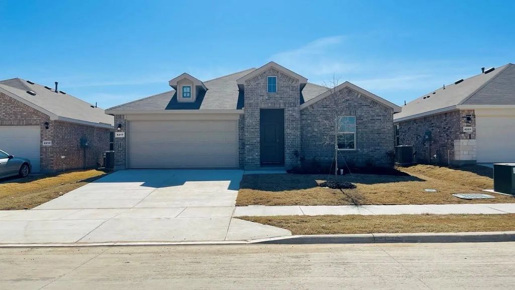 4217 Trickling Creek Lane, Fort Worth