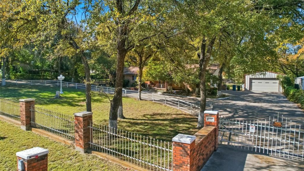 1508 Red Oak Circle, Azle