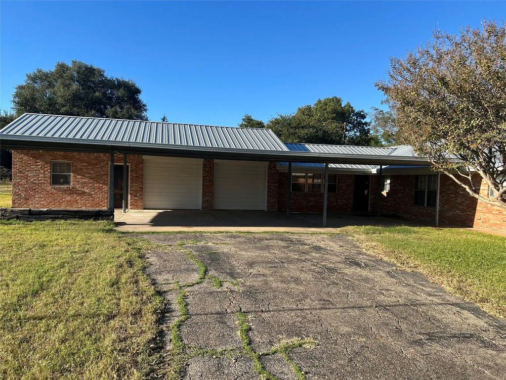 223 County Road 3630, Clifton