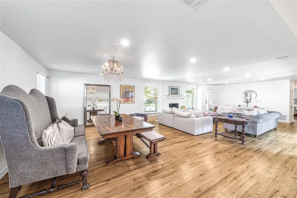 5837 Clendenin Avenue, Dallas