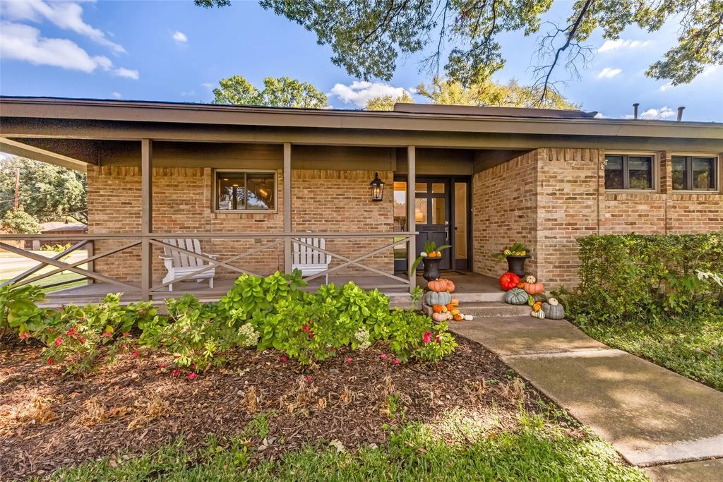 6838 Kingsbury Drive, Dallas