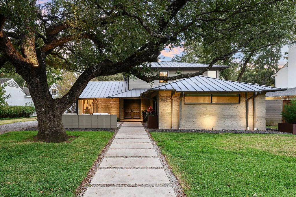 5526 W University Boulevard, Dallas