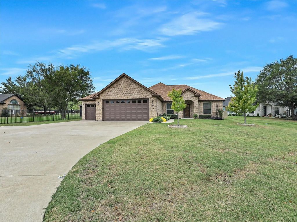 2749 Waters Edge, Quinlan