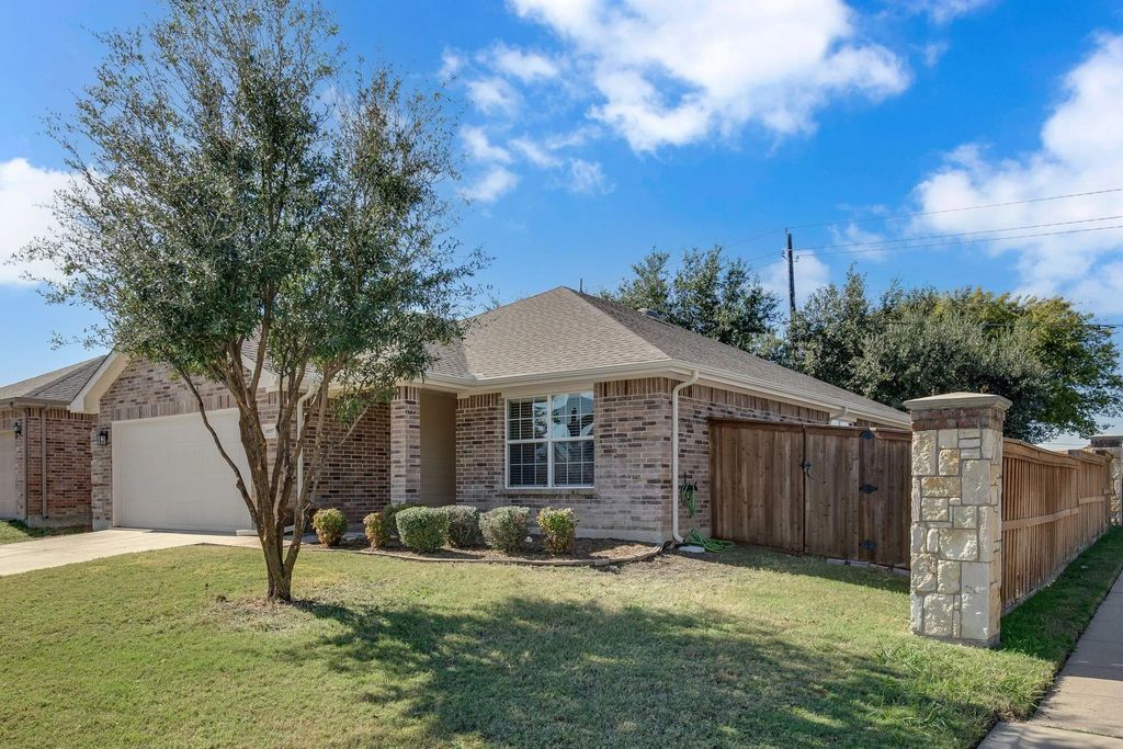10557 Rising Knoll Lane, Fort Worth