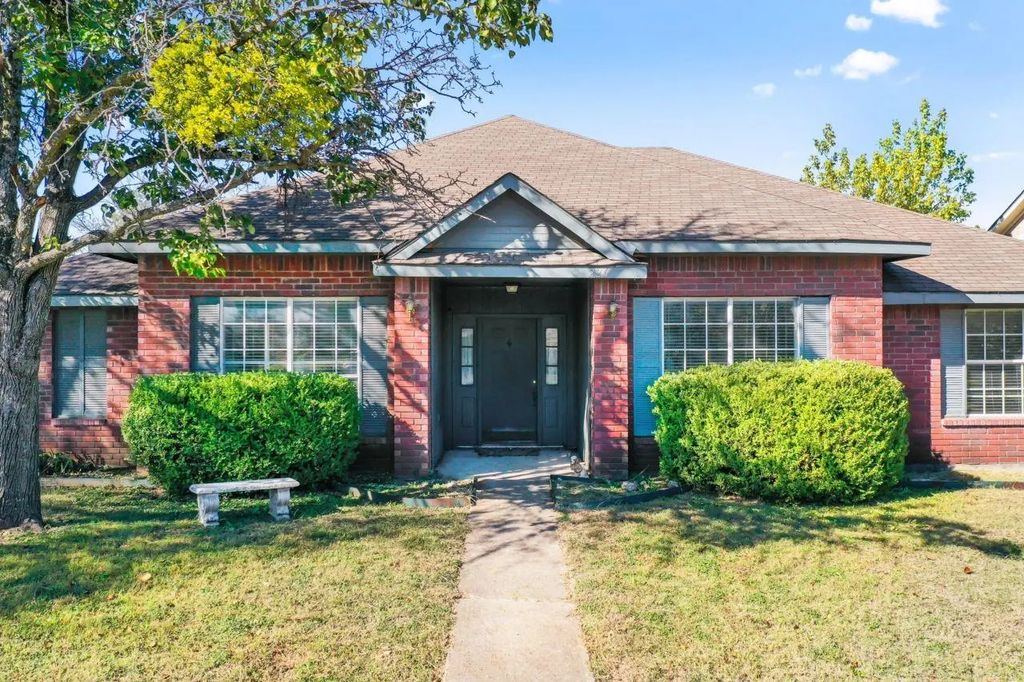 226 N Waterford Oaks Drive, Cedar Hill