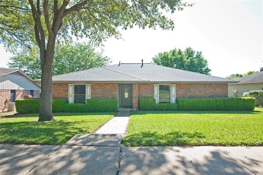 225 Los Santos Drive, Garland