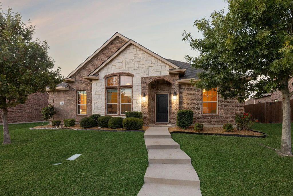 1326 White Water Lane, Rockwall