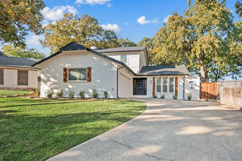 909 Brestol Court W, Bedford