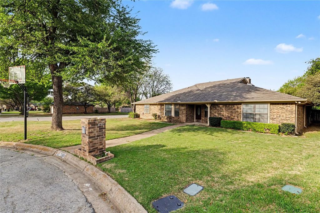 7401 Windcrest Court N, North Richland Hills