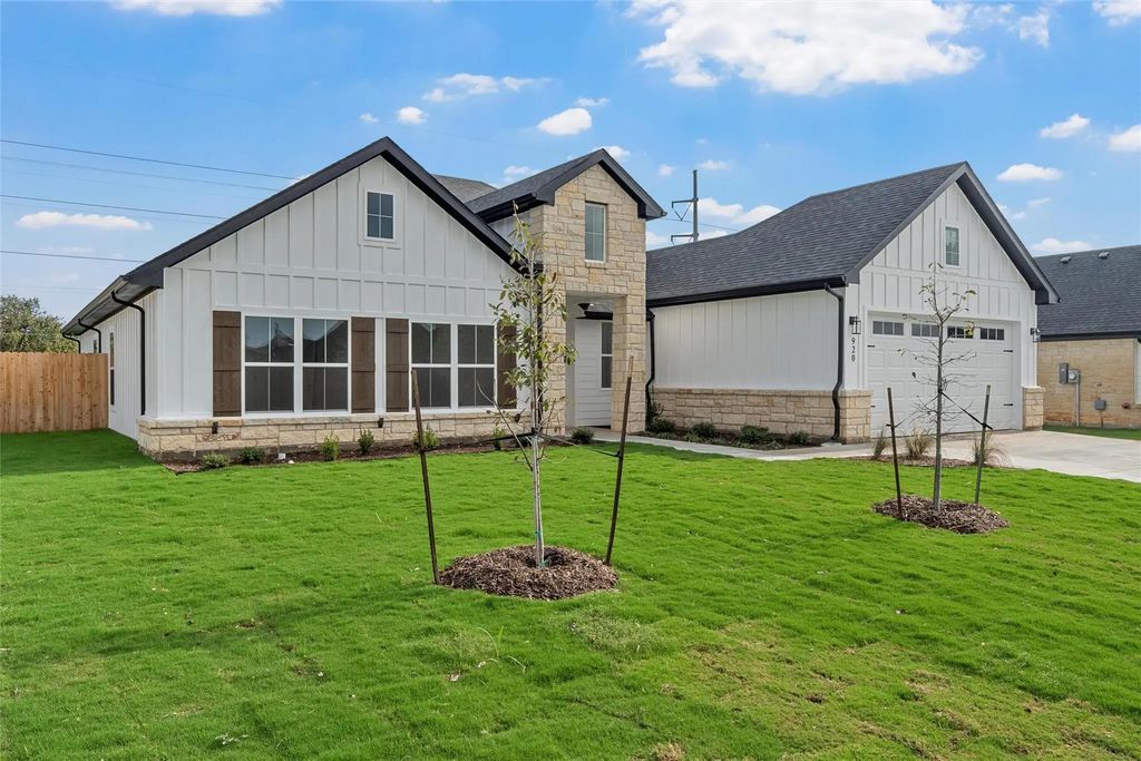 920 Gallant Fox Road, Hewitt