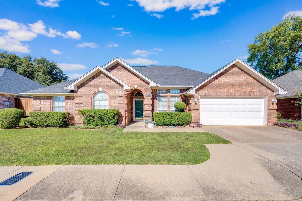 1401 Danielle Drive, Bedford