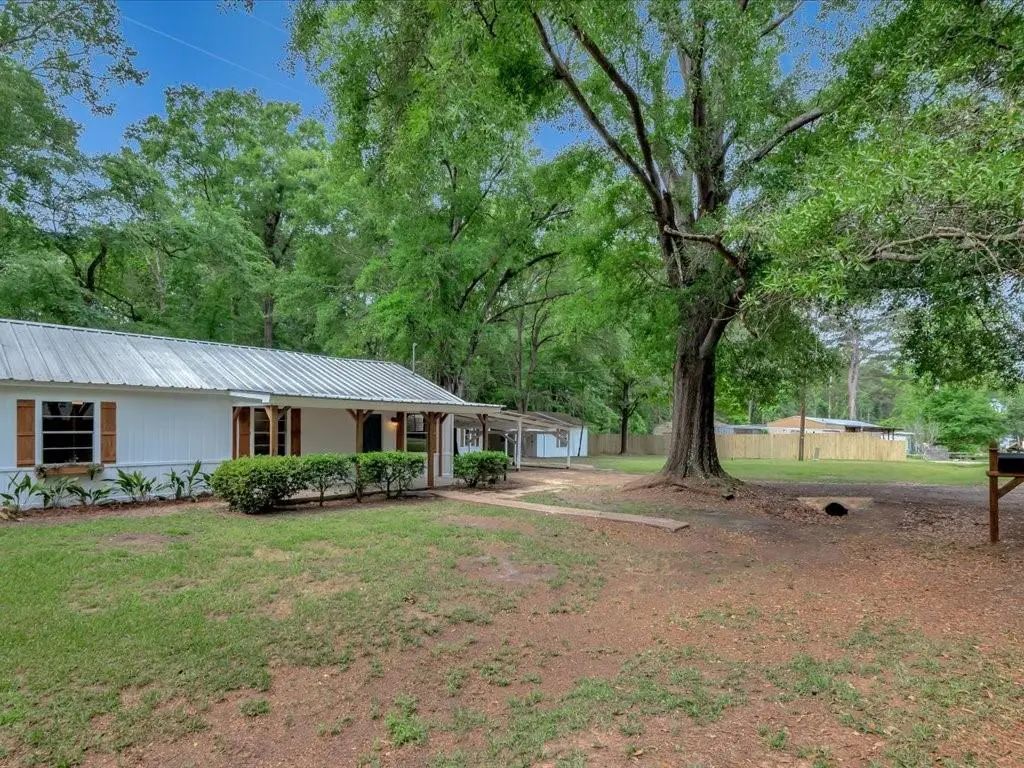 266 County Road 4011, Etoile