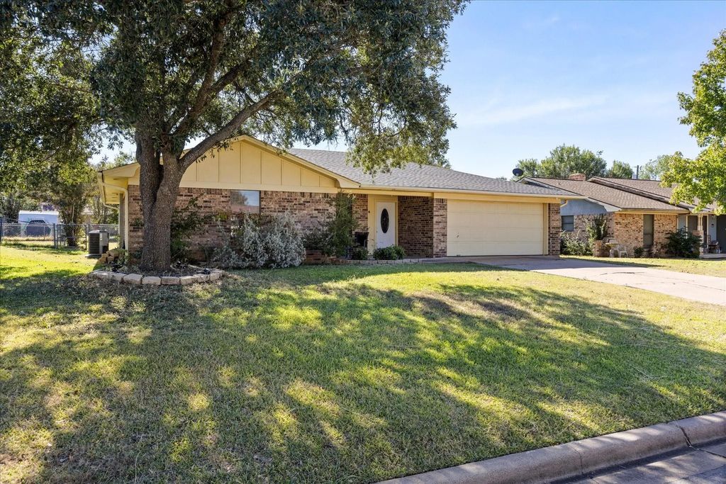 106 Sharp Drive, Stephenville