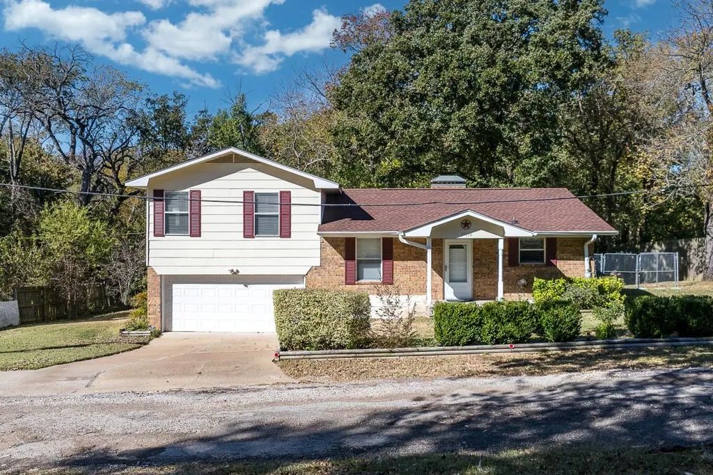 15690 Hilltop Drive, Kemp