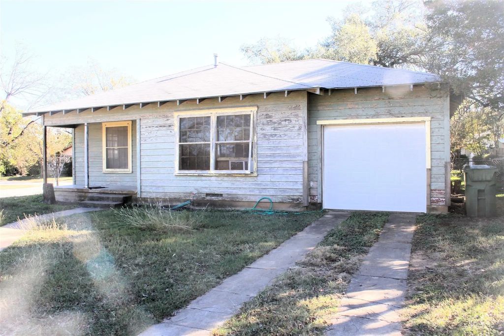 1001 W Woodlawn Street, San Saba