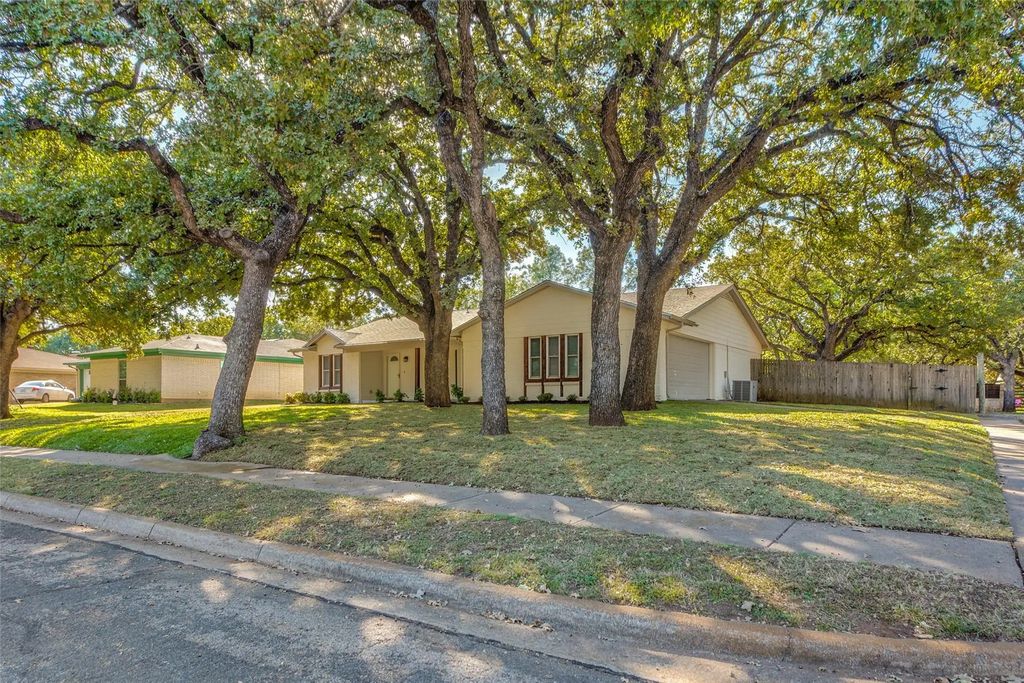 6737 Bartay Drive, North Richland Hills
