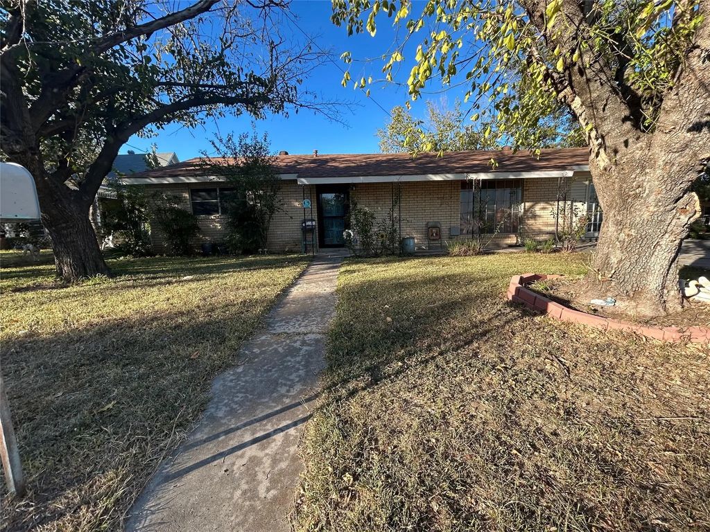 411 E Grand Avenue, Comanche