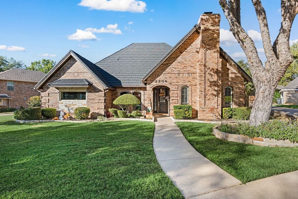2209 Laurel Court, Bedford