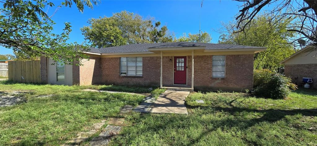2000 S Stemmons Street, Sanger