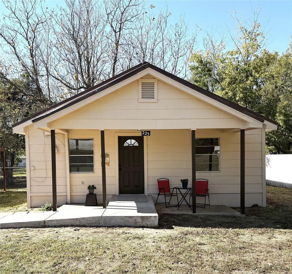 225 College Street, Roxton