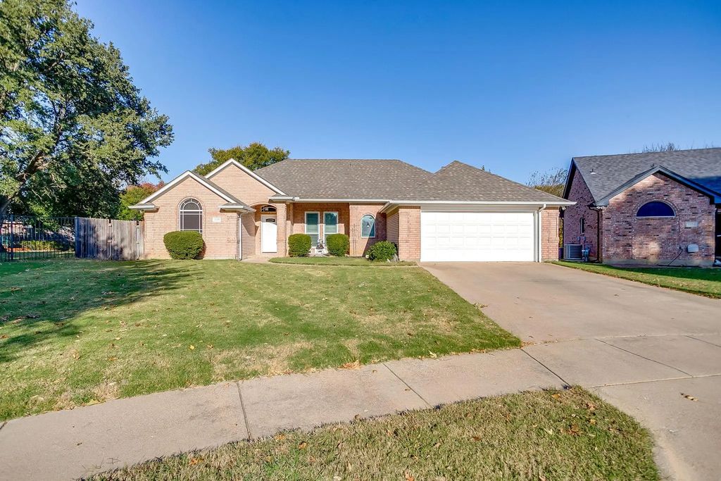 1125 Starling Court, Burleson