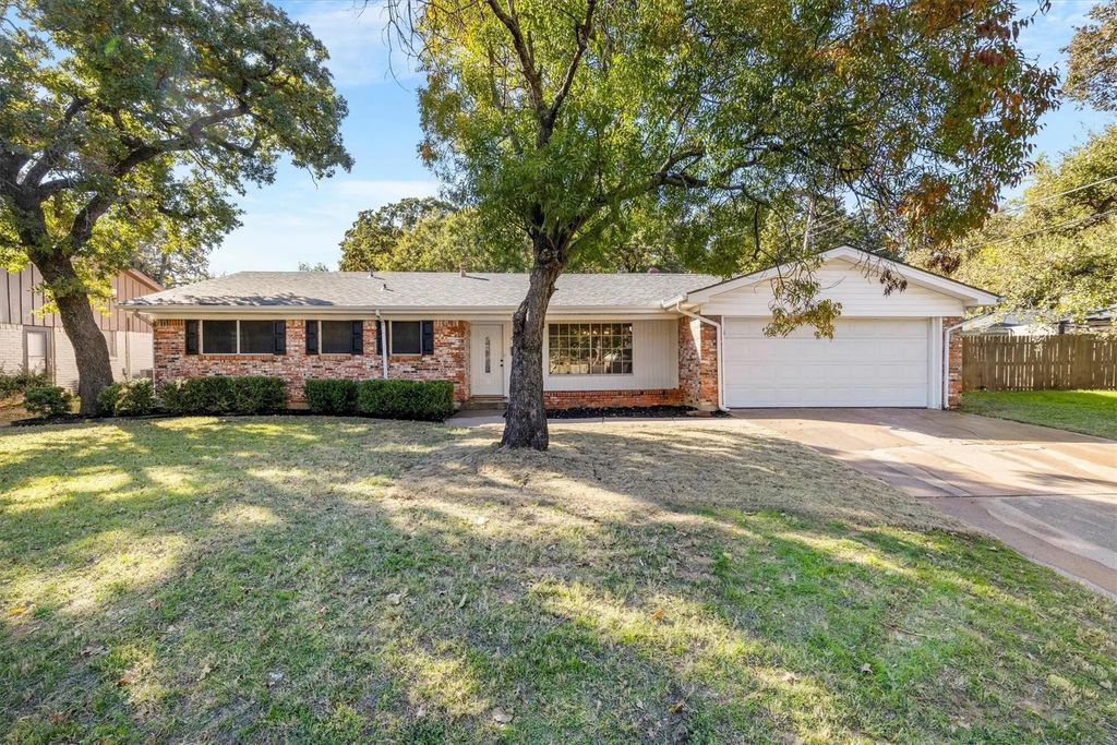 425 Moore Creek Road, Hurst