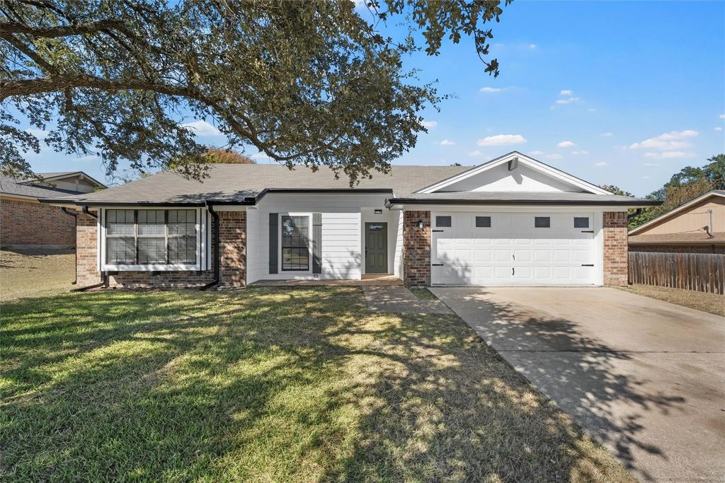 612 Angel Fire Drive, Hewitt