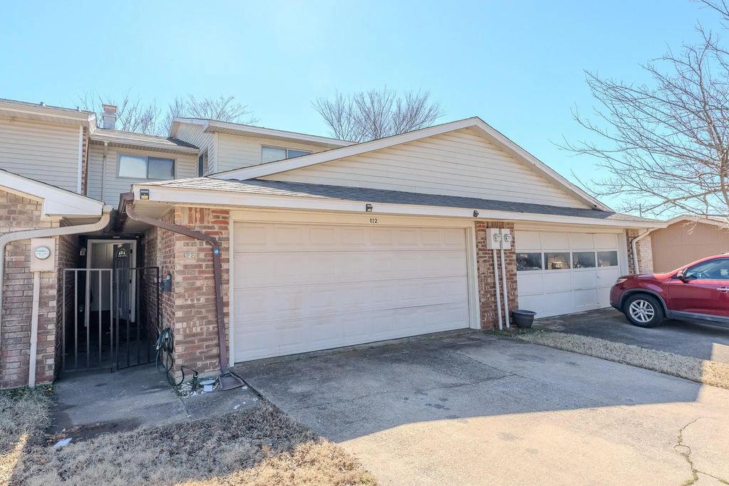 922 Shady Creek Lane, Bedford
