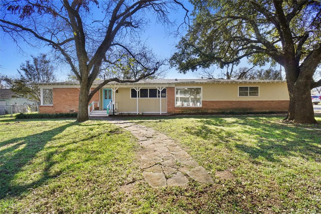 221 W 5th Street, Springtown