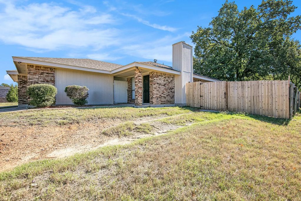 2114 Windhurst Drive, Arlington