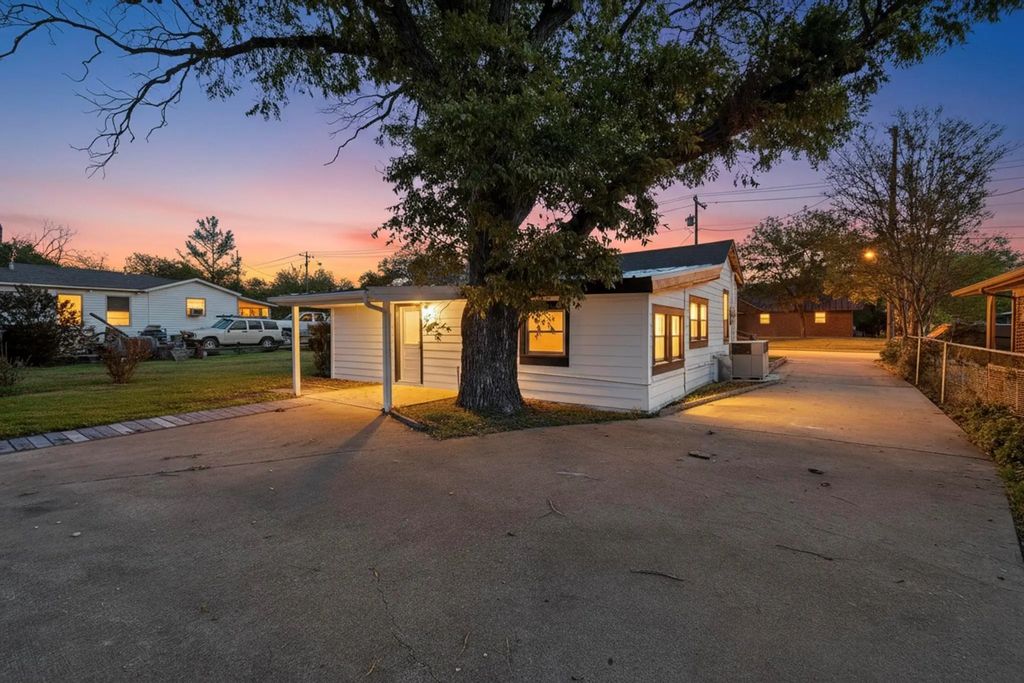 507 N Rusk Street, Weatherford
