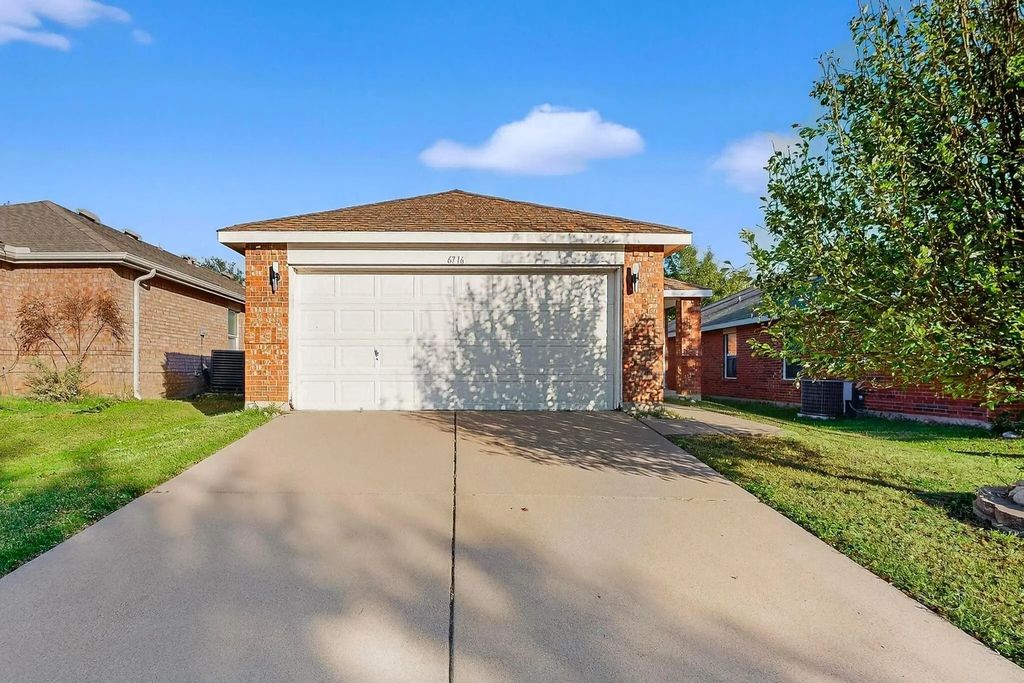 6716 Waterhill Lane, Fort Worth