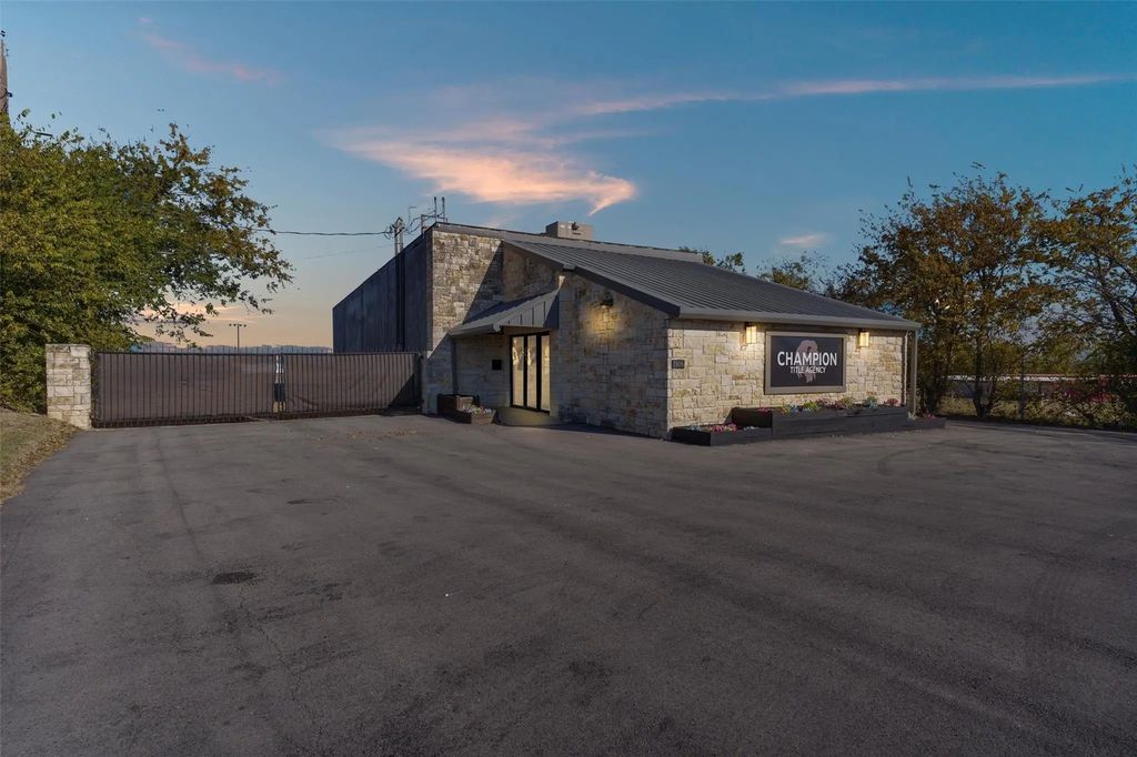 1806 W Pearl Street, Granbury